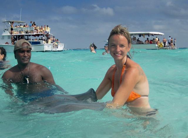 105 Zwemmen met pijlstaartroggen, Grand Cayman.JPG